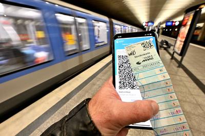 Die Corona-Neuregelungen sind im Bundestag beschlossen, es kommt die 3G-Pflicht im ?ffentlichen Nahverkehr. Mit Impfzer-stock-foto