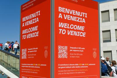 29.04.2024 Im Foto: Eine Stele informiert Besucher der italienischen Stadt Venedig ?ber ein Eintrittsgeld f?r Tagesbesuc-stock-foto