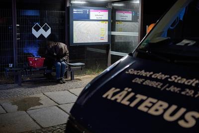 An Heiligabend unterwegs in Berlin im Kaeltebus-stock-foto