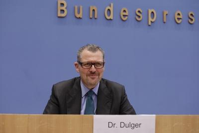 Dr. Rainer Dulger, Pr?sident Arbeitgeberverband Gesamtmetall, Deutschland, Berlin, Bundespressekonferenz, Thema: Vorste-stock-foto