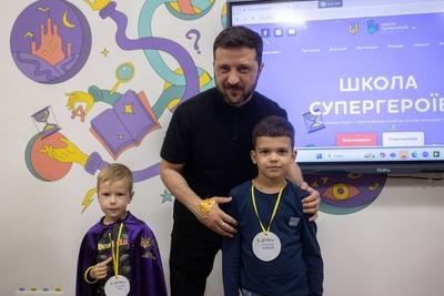 Ukrainian President, Volodymyr Zelenskyy, meets with students of the Superhero School receiving treatment at a children's hospital-stock-foto