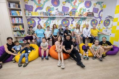 Ukrainian President, Volodymyr Zelenskyy, meets with students of the Superhero School receiving treatment at a children's hospital-stock-foto