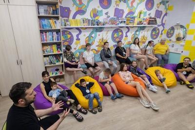 Ukrainian President, Volodymyr Zelenskyy, meets with students of the Superhero School receiving treatment at a children's hospital-stock-foto