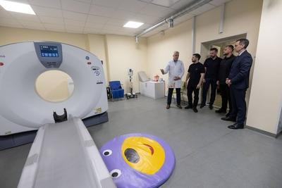 Ukrainian President, Volodymyr Zelenskyy, meets with students of the Superhero School receiving treatment at a children's hospital-stock-foto