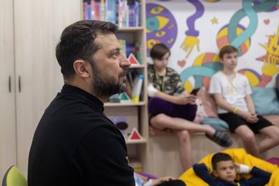 Ukrainian President, Volodymyr Zelenskyy, meets with students of the Superhero School receiving treatment at a children's hospital-stock-foto