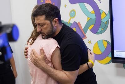 Ukrainian President, Volodymyr Zelenskyy, meets with students of the Superhero School receiving treatment at a children's hospital-stock-foto