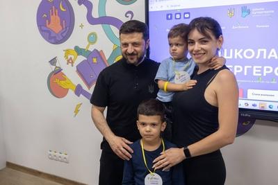Ukrainian President, Volodymyr Zelenskyy, meets with students of the Superhero School receiving treatment at a children's hospital-stock-foto