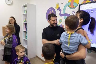 Ukrainian President, Volodymyr Zelenskyy, meets with students of the Superhero School receiving treatment at a children's hospital-stock-foto