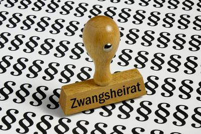 Stempel mit Zwangsheirat auf Paragrafen-stock-foto