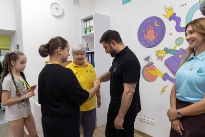 Ukrainian President, Volodymyr Zelenskyy, meets with students of the Superhero School receiving treatment at a children's hospital-stock-foto