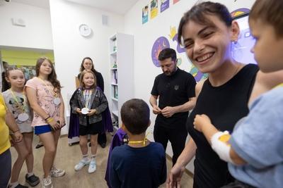 Ukrainian President, Volodymyr Zelenskyy, meets with students of the Superhero School receiving treatment at a children's hospital-stock-foto