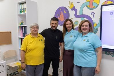 Ukrainian President, Volodymyr Zelenskyy, meets with students of the Superhero School receiving treatment at a children's hospital-stock-foto