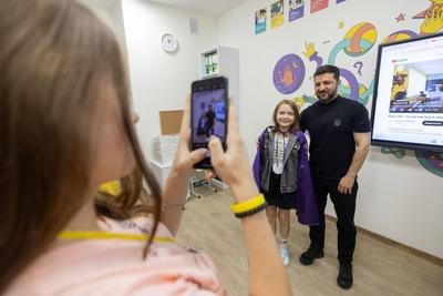 Ukrainian President, Volodymyr Zelenskyy, meets with students of the Superhero School receiving treatment at a children's hospital-stock-foto