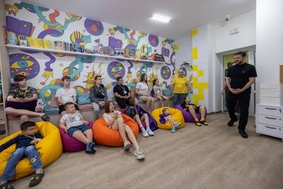 Ukrainian President, Volodymyr Zelenskyy, meets with students of the Superhero School receiving treatment at a children's hospital-stock-foto