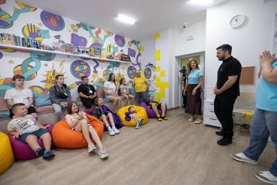Ukrainian President, Volodymyr Zelenskyy, meets with students of the Superhero School receiving treatment at a children's hospital-stock-foto