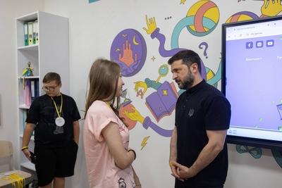 Ukrainian President, Volodymyr Zelenskyy, meets with students of the Superhero School receiving treatment at a children's hospital-stock-foto