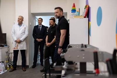 Ukrainian President, Volodymyr Zelenskyy, meets with students of the Superhero School receiving treatment at a children's hospital-stock-foto
