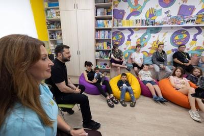 Ukrainian President, Volodymyr Zelenskyy, meets with students of the Superhero School receiving treatment at a children's hospital-stock-foto
