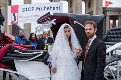 Berlin Terre des Femmes Gewalt gegen Frauen Protestaktion in Berlin von der Frauenrechtsorganisation-stock-foto