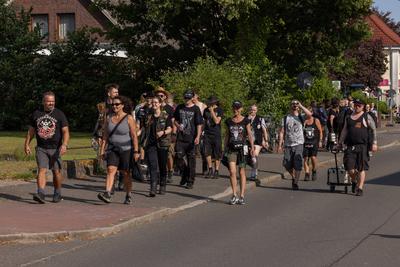 Wacken Montag Fans erobern das Dorf-stock-foto