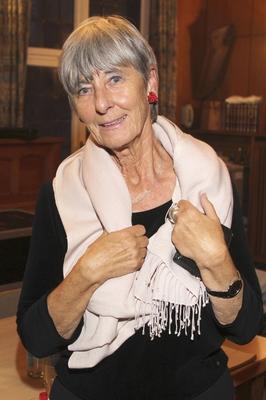 Doris Gercke bei der Lesung aus Hogers Autobiografie Ohne Liebe trauern die Sterne Bilder aus mein-stock-foto