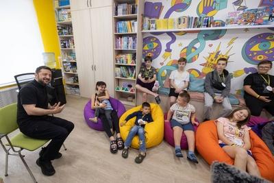 Ukrainian President, Volodymyr Zelenskyy, meets with students of the Superhero School receiving treatment at a children's hospital-stock-foto