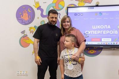 Ukrainian President, Volodymyr Zelenskyy, meets with students of the Superhero School receiving treatment at a children's hospital-stock-foto