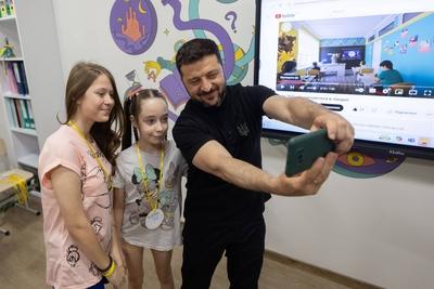 Ukrainian President, Volodymyr Zelenskyy, meets with students of the Superhero School receiving treatment at a children's hospital-stock-foto