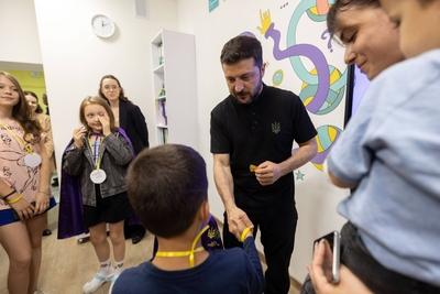 Ukrainian President, Volodymyr Zelenskyy, meets with students of the Superhero School receiving treatment at a children's hospital-stock-foto