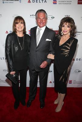 BEVERLY HILLS, CA - NOVEMBER 7: Linda Gray, George Hamilton, Joan Collins, at Mark Zunino Atelier Hosts Cocktail Recept-stock-foto