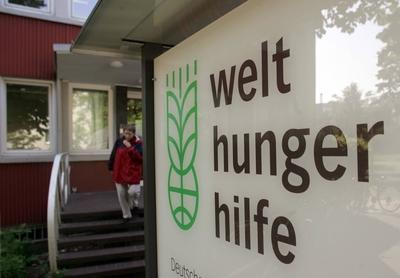 Bildnummer: 50807845  Datum: 10.05.2005  Copyright: imago/wolterfotoSchild der Deutschen Welthungerhilfe e.V. vor der Zentrale in Bonn, Objekte; 2005, Bonn, Schriftzug, welt hunger hilfe, Deutsche, Schilder, NGO, Nichtregierungsorganisation, Nichtregierungsorganisationen, Hilfsorganisation, Hilfsorganisationen, Entwicklungshilfe, Hungerhilfe; , quer, Kbdig, Logo, Logos, Deutschland, / Einzelbild; Aufnahmedatum gesch?tzt-stock-foto