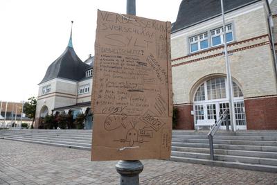 Punker-Camp in Westerland 04.08.2022, Westerland --- Ein Schild mit Verbesserungsvorschl?gen ist am Rathaus neben dem Pr-stock-foto