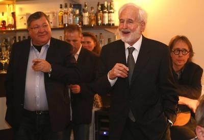 Bildnummer: 59444479  Datum: 22.03.2013  Copyright: imago/PicturePointLeipzig, 22.03.2013, TABAK - KONTOR & LA CASA DEL HABANO LEIPZIG. , Feierliche Er?ffnung der La Casa del Habano Leipzig Im Bild: Heinrich Villiger (re., Grandseigneurs der europ?ischen Zigarrenwelt). , People Kultur xns x0x 2013 quer Reportage Zigarren Zigarre Rauchen Raucherlounge Zigarrenliebhaber Freunde des Zigarrengenusses Zigarrengenuss Genuss Fumoir in der Beletage des TABAK-KONTOR s Hainstra?e 11 Genuss kubanischer Lebensart  59444479 Date 22 03 2013 Copyright Imago Picture Point Leipzig 22 03 2013 Tobacco Warehouse & La Casa Del Habano Leipzig Solemn Opening the La Casa Del Habano Leipzig in Picture Heinrich Villiger right  the European  Celebrities Culture xns x0x 2013 horizontal Reportage Cigars Cigar smoking Smoking Lounge  Friends the   Enjoyment Fumoir in the Beletage the Tobacco Warehouse S Hain street 11 Enjoyment Cuban Lifestyle-stock-foto