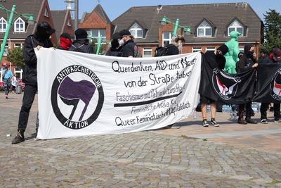 Rund 90 Personen demonstrien auf der Urlaubsinsel Sylt unter dem Motto Sylt geh?rt dem P?bel! durch Westerland. Nur weni-stock-foto