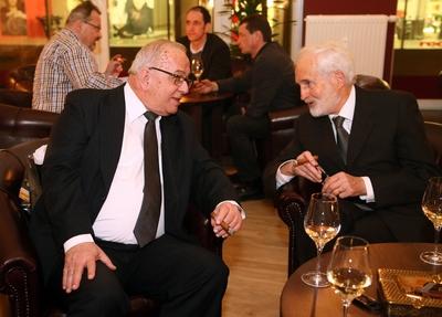 Bildnummer: 59444473  Datum: 22.03.2013  Copyright: imago/PicturePointLeipzig, 22.03.2013, TABAK - KONTOR & LA CASA DEL HABANO LEIPZIG. , Feierliche Er?ffnung der La Casa del Habano Leipzig Im Bild v.l: S. E. Raul Becerra Egana (cubanischer Botschafter in Deutschland) und Heinrich Villiger (Grandseigneurs der europ?ischen Zigarrenwelt). , People Kultur xns x0x 2013 quer Reportage Zigarren Zigarre Rauchen Raucherlounge Zigarrenliebhaber Freunde des Zigarrengenusses Zigarrengenuss Genuss Fumoir in der Beletage des TABAK-KONTOR s Hainstra?e 11 Genuss kubanischer Lebensart 59444473 Date 22 03 2013 Copyright Imago Picture Point Leipzig 22 03 2013 Tobacco Warehouse & La Casa Del Habano Leipzig Solemn Opening the La Casa Del Habano Leipzig in Picture V l S e Raul Becerra Egana Cuban Ambassador in Germany and Heinrich Villiger  the European  Celebrities Culture xns x0x 2013 horizontal Reportage Cigars Cigar smoking Smoking Lounge  Friends the   Enjoyment Fumoir in the Beletage the Tobacco Warehouse S Hain street 11 Enjoyment Cuban Lifestyle-stock-foto