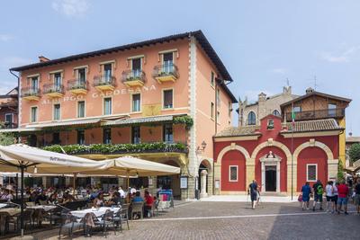 building where the Council of the Gardesana dell?Acqua used to meet. Torri del Benaco Veneto Italy Verona-stock-foto