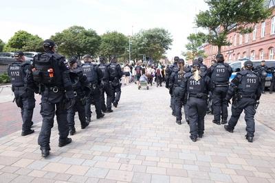 Rund 90 Personen demonstrien auf der Urlaubsinsel Sylt unter dem Motto Sylt geh?rt dem P?bel! durch Westerland. Nur weni-stock-foto