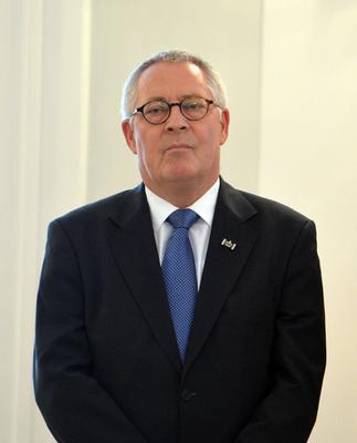 Karl Schloegel (Schl?gel, Berlin), Ehrung und Verleihung des Verdienstordens der Bundesrepublik Deutschland an Buerger u-stock-photo