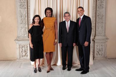 President Barack Obama and First Lady Michelle Obama pose for a photo during a reception at the Metropolitan Museum in N-stock-foto