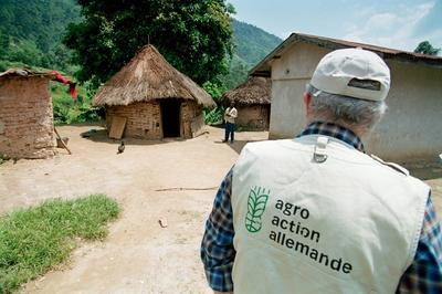 Mitarbeiter der Agro Action Allemande Deutsche Welthungerhilfe in Matchumbi Kongo Matchumbi staf-stock-foto