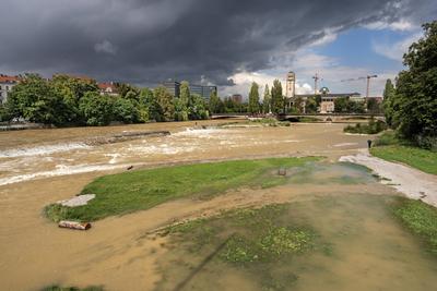 Isar-Hochwasser, Meldestufe 1, Blick von der Reichenbachbr?cke, schwere Regenwolken am Himmel, M?nchen, 29. Juli 2025-stock-foto