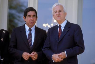 Bildnummer: 51618953  Datum: 10.05.1987  Copyright: imago/Sven SimonOscar Arias Sanchez (li., CRI/Pr?sident) und Richard von Weizs?cker (GER/CDU/Bundespr?sident) anl?sslich eines Besuchs , Personen , pessimistisch; 1987, Politiker, Staatsbesuch, Pressetermin; , quer, Kbdia, Gruppenbild, close, Internationale Politik, Politik, Deutschland, Randbild, People o0 Staatspr?sident, Bundesregierung; Aufnahmedatum gesch?tzt-stock-foto
