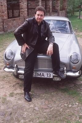 Oliver Kalkofe mit Aston Martin DB 4 in auto motor und sport tv VOX 04 99 b?w Kabarett Moderation-stock-foto