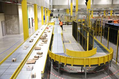 Blick am Mittwoch (13.10.2021) in der Vier-Tore-Stadt Neubrandenburg auf das neue Amazon Verteilzentrum. Das Zentrum ist-stock-foto