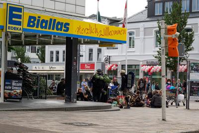 Stockfoto, Themenfoto, Rohstoffkriese, Ukraine Krieg, 9 Euro Ticket Deutsche Bahn, Punks auf Sylt in Westerland, Punks e-stock-foto