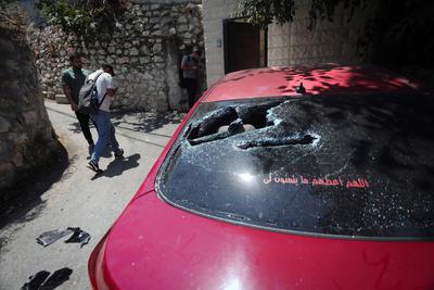 Israeli army forces opened fire on a Palestinian car, targeting a Palestinian youth from the city of Nablus-stock-foto