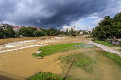 Isar-Hochwasser, Meldestufe 1, Blick von der Reichenbachbr?cke, M?nchen, 29. Juli 2025-stock-foto
