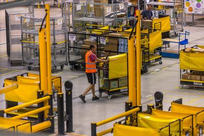 Eine Logistikhalle des Versandh?ndlers Amazon. Hier der Standort LEJ 1 in Leipzig. Amazon Spende *** A logistics hall of-stock-foto