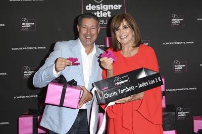 Joachim Llambi und Linda Gray beim Late Night Shopping im Designer Outlet Soltau. Soltau, 03.08.2018 *** Joachim Llambi-stock-foto