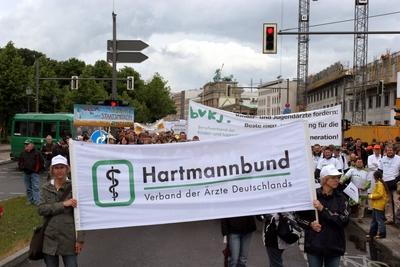 Bildnummer: 51261698  Datum: 19.05.2006  Copyright: imago/Ina PeekHartmannbund mit einem Transparent auf einer Demonstration der Praxis?rzte in Berlin, Objekte , Personen; 2006, Berlin, Protest, Proteste, Protestaktion, Protestaktionen, Demo, Praxisarzt, ?rztedemo, ?rztedemos, ?rztedemonstration, ?rztedemonstrationen, ?rzteprotest, ?rzteproteste, Schriftzug, Schild, Schilder, , Teilnehmer, , Arzt, ?rzte, , Teilnehmerin, Frau, Frauen, , , Transparente, Verband der ?rzte Deutschlands, Interessenvertretung, , Demonstrationszug; , quer, Kbdig, Totale, Deutschland,  ,   / Politik-stock-foto